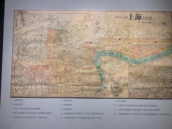 展览现场旧时上海地图，并标注了画家活动区域