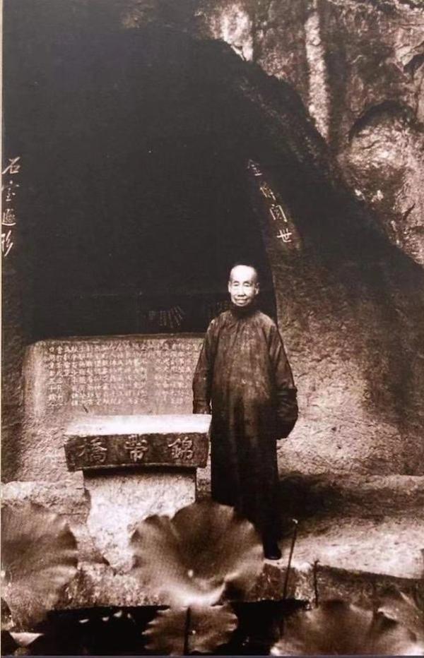 84岁的吴昌硕，在西泠印社留影