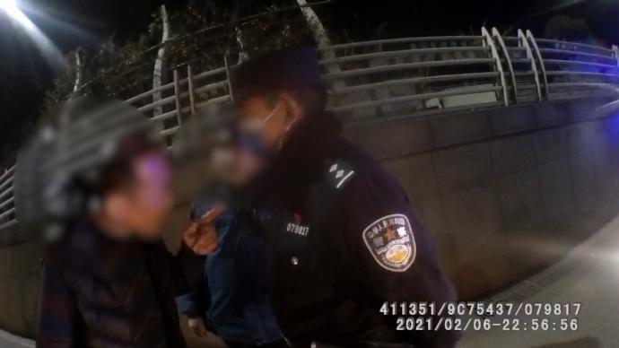 “你是谁？为什么在我车上？”男子醉酒后辱骂踢打代驾