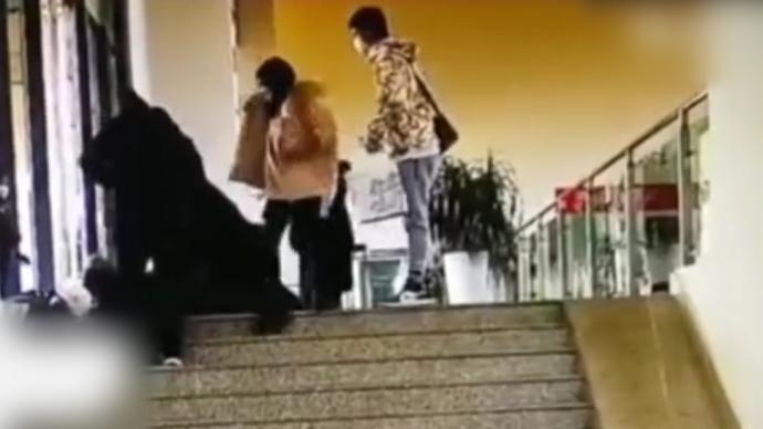 孕婦火車站臨盆,路人脫衣搭“臨時產(chǎn)房”