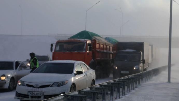 哈萨克斯坦遭遇暴风雪天气，交通出行受影响