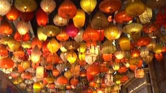 就地赏灯迎新年：看自贡彩灯绽放山城老街