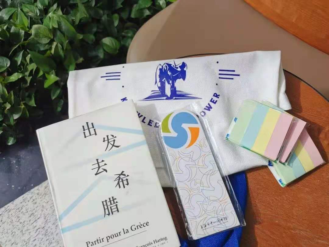 读者可从十多类图书中自主选择8册装入福袋,每只福袋附赠了书签、便利贴等小礼物。