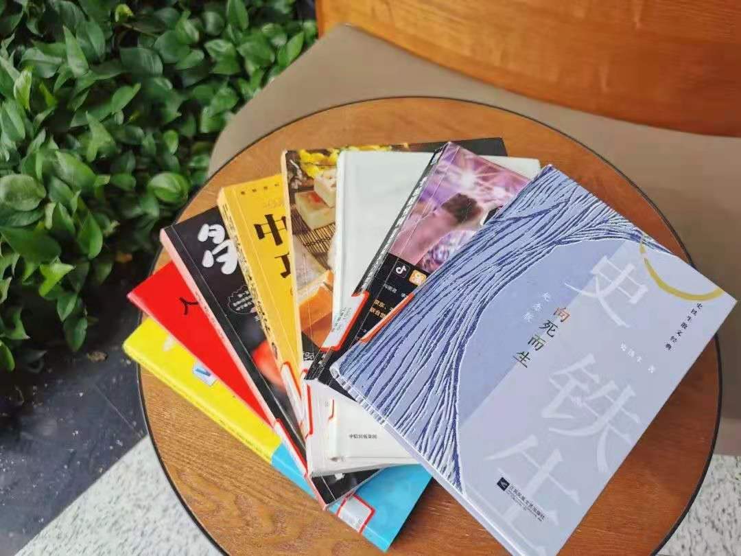 特殊时期,每册图书都经过消毒,通过快递送到读者手中。