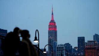 纽约帝国大厦亮起“中国红”，多国地标建筑点亮庆中国春节