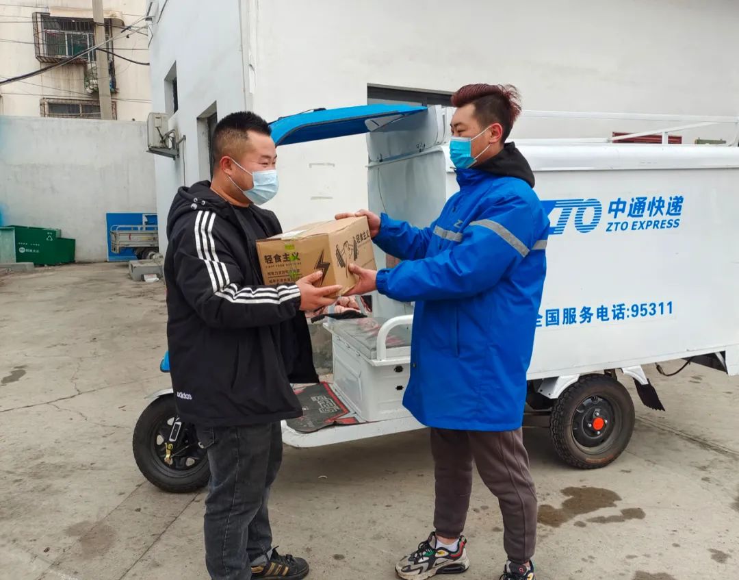 山东济南历下七部网点快递员邢志滨给客户送件。