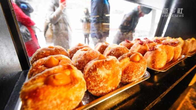 波兰民众狂吃甜点蛋糕庆祝“肥胖星期四”