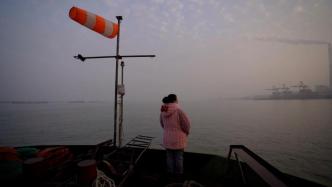 坚守者丨跑船人运输船上过年，与长江连接生命线