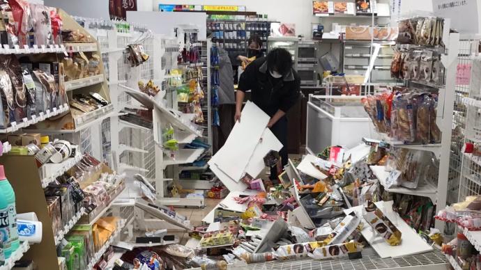 图集｜日本地震多地受灾：山地滑坡、墙体脱落，地下污水喷涌而出