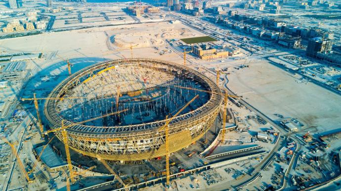 中企承建卡塔尔世界杯主体育场屋面主体结构完工