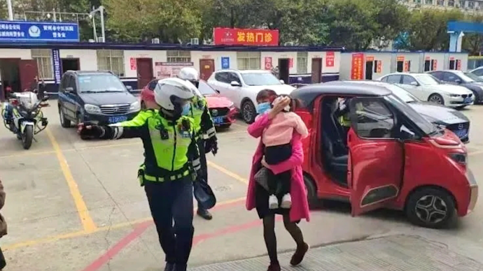 三歲女童廣場(chǎng)玩耍摔破頭,民警5分鐘送醫(yī)院
