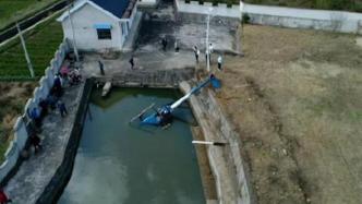 安徽宁国一直升机坠落水池：系个人黑飞，无人员受伤