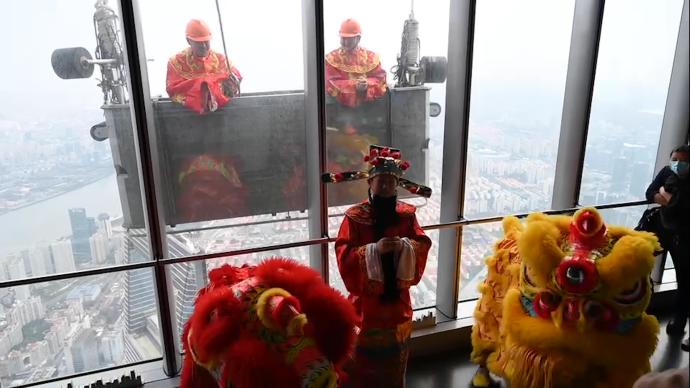 愛申活 暖心春丨擦窗工人扮財(cái)神，“天降”上海之巔