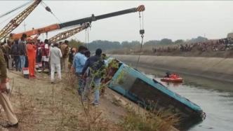 印度一公交车坠河，已造成至少32人死亡