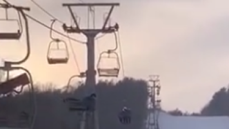 哈尔滨一滑雪场缆车故障悬停半空，19名被困游客全部获救