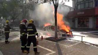 “熊孩子”玩鞭炮玩出火，上海一车辆在菜场门口烧着了
