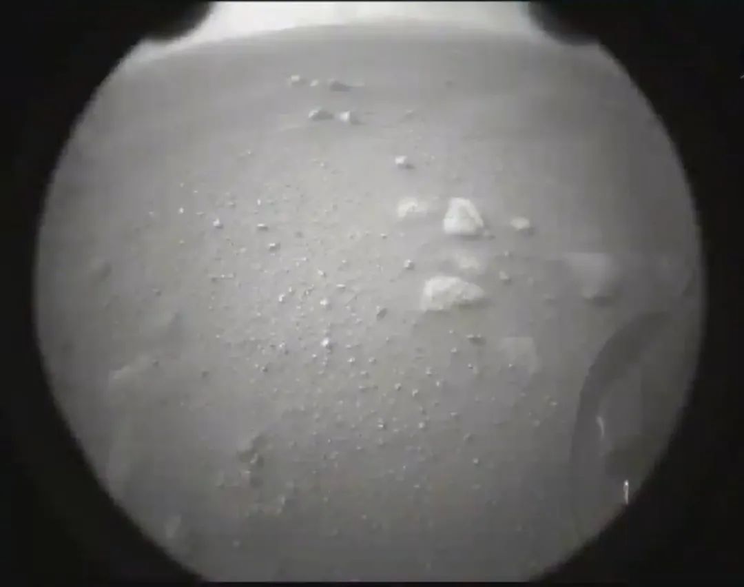 “毅力号”着陆后传回的第二张火星照片