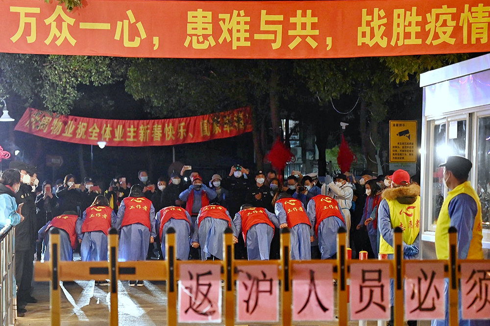 2021年2月18日，上海市浦东新区新高苑，小区内的志愿者向居民鞠躬致谢，感谢他们这些天的配合和理解。
