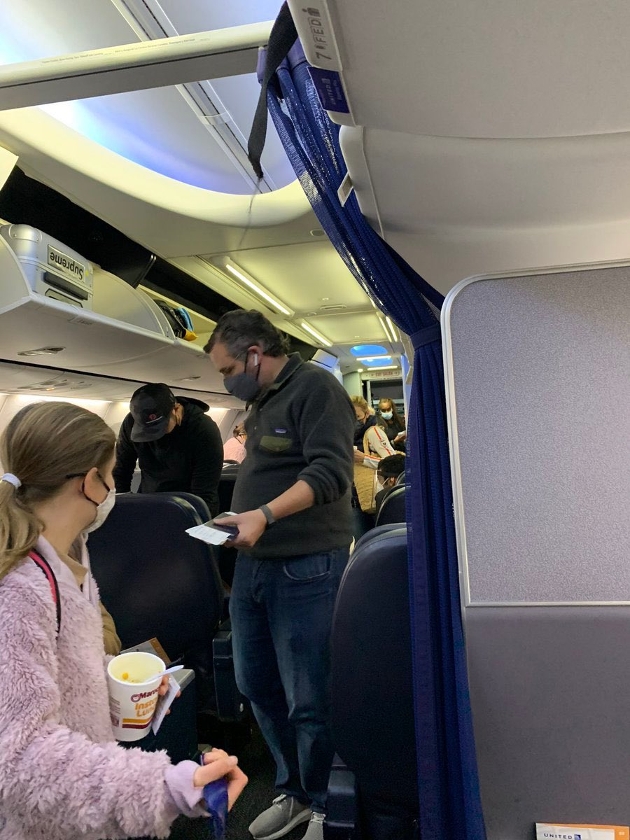 网上流传的克鲁兹乘机飞往墨西哥坎昆的照片。