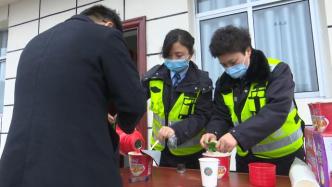 返程車輛多，高速交警為司機(jī)送水送泡面