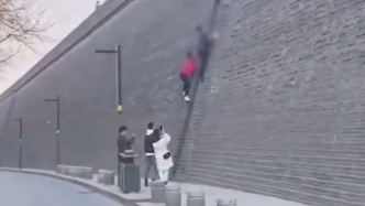 西安两男子攀爬600年古城墙，路人拍下画面呼吁爱护文物