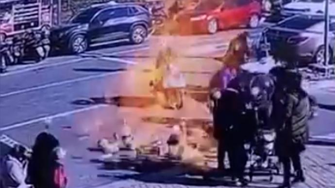 镇江氢气球爆炸致2人受伤监控曝光：现场腾起一团火