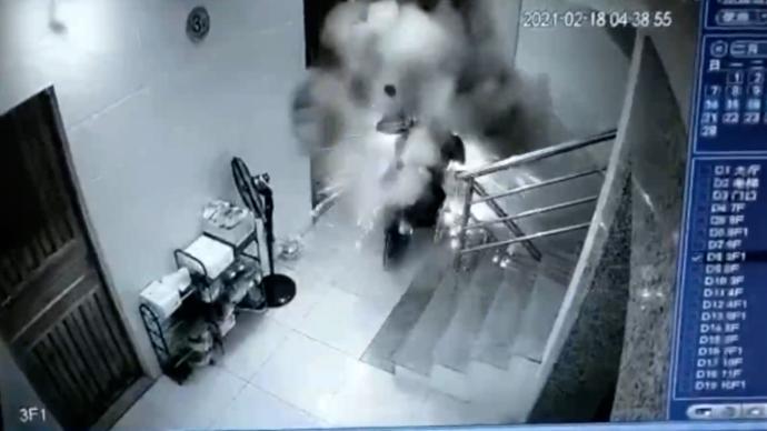 電動(dòng)車(chē)樓道充電冒煙到爆炸僅6秒，租客被行拘