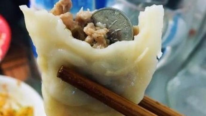 男孩春节吃饺子吞2枚硬币1年后取出:已腐蚀变黑