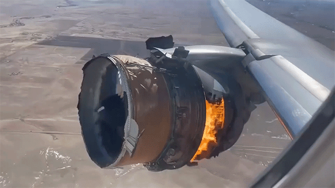视频丨美国一波音客机引擎起火后返航,机身碎片掉落居民区