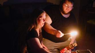 早安·世界｜美得州居民经历断电的黑暗时刻，在家点蜡烛照明