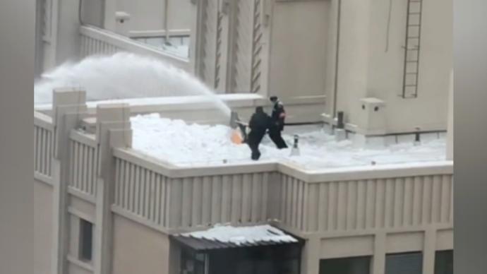 哈尔滨一小区物业在楼顶硬核清雪，南方网友：这是局部暴雪？