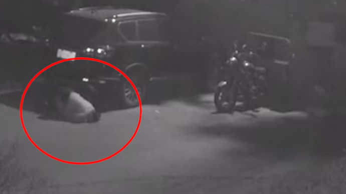 杭州一女子深夜爬行，目击者：疑似醉酒落水，警察带走了