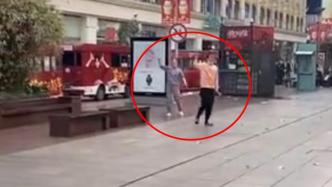 上海南京东路两姐弟当街抛撒人民币，警方：均患有精神疾病