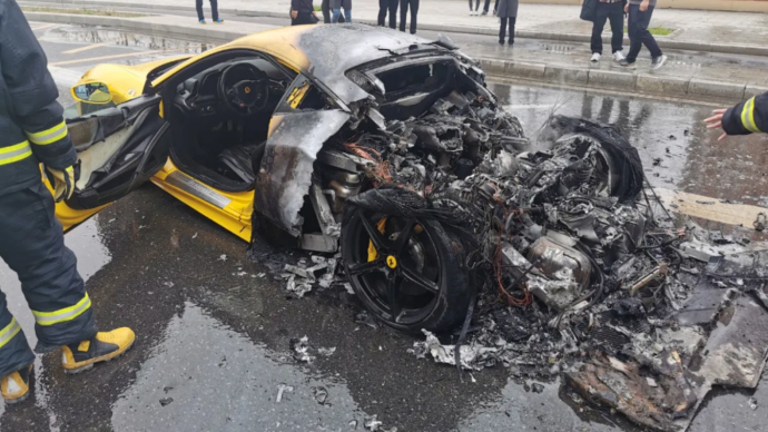 金华一法拉利跑车街头自燃司机站路边眼看烧成灰