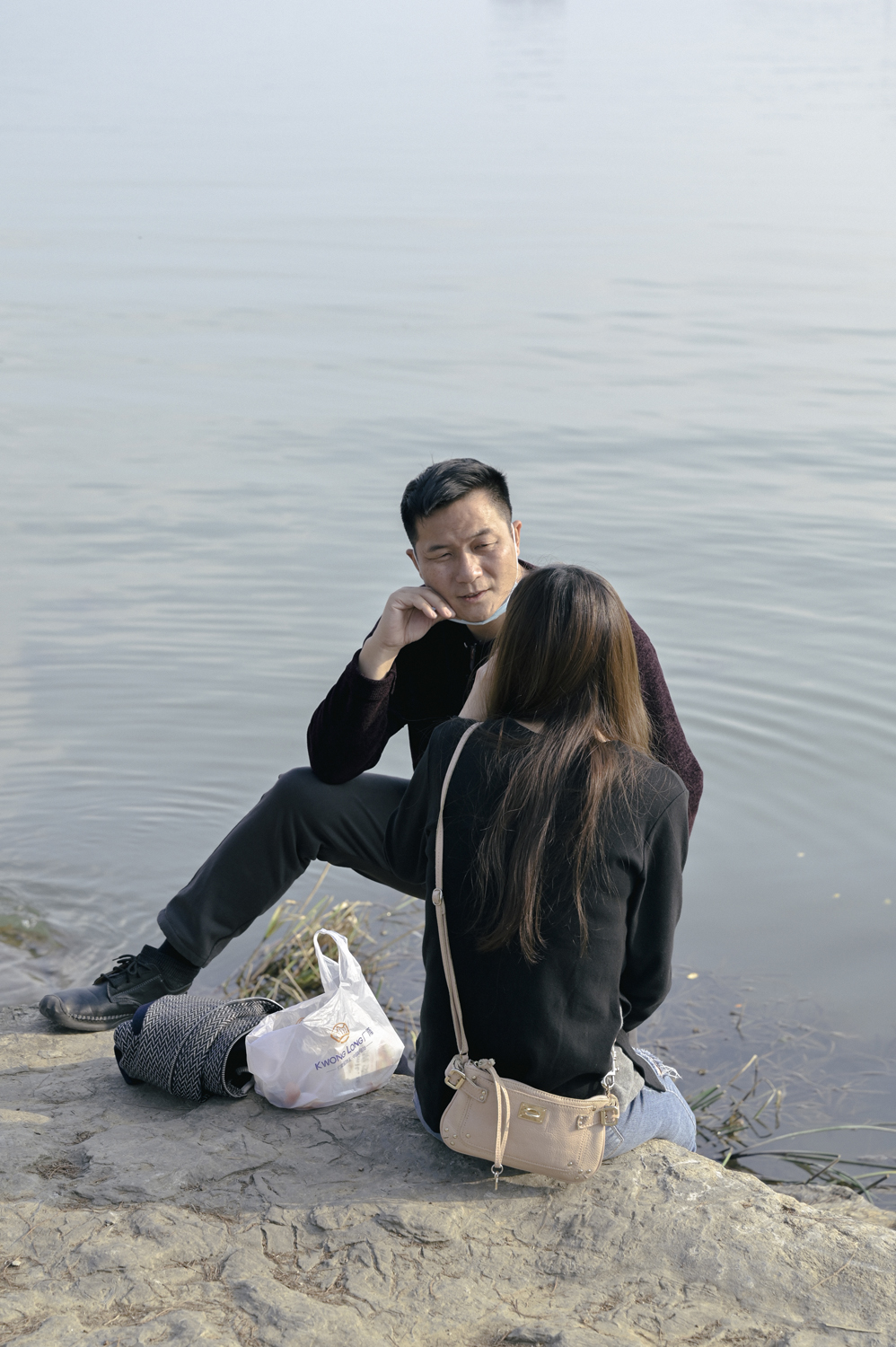 面对面的男女。