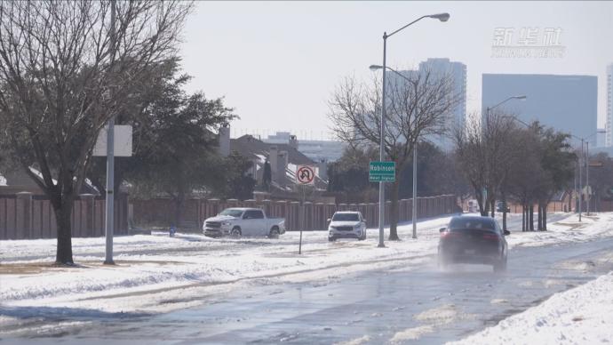 美国得州暴风雪致道路结冰，新冠疫苗接种工作暂停