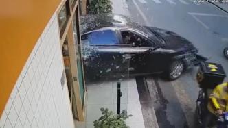 女司機(jī)誤踩油門倒車沖進(jìn)面館，還撞到外賣小哥