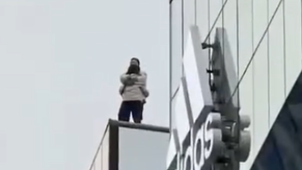 北京警方：三人撬锁进入三里屯某楼顶拍照被行拘
