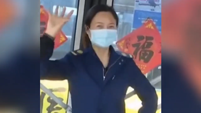 南京女公交司机快乐跳舞走红：再累也要微笑