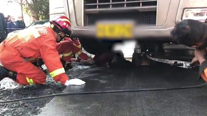 老人被压车底，消防员利用起重器抬顶救援