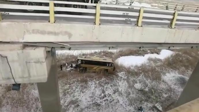 大庆一辆客车坠桥，已致2人死亡7人受伤