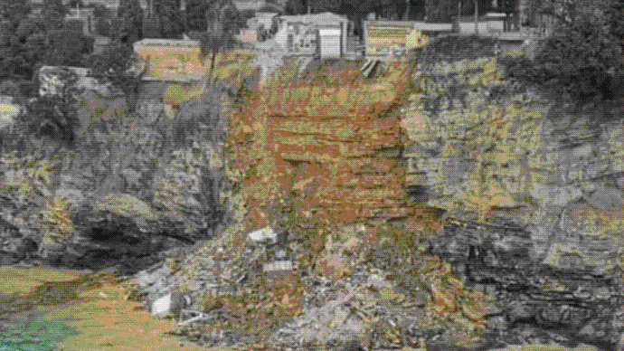意大利一百年公墓发生坍塌，约200具棺材坠崖落海