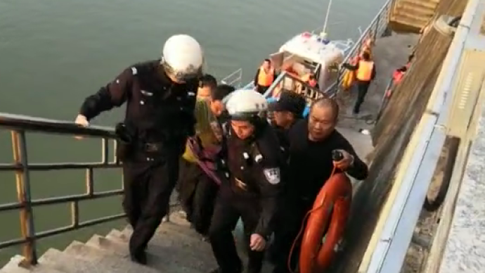 梅州大桥一女子跳河轻生，公安出警成功搜救并送医