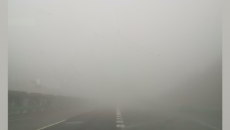 沪渝高速四渡河大桥突降大雾，十余台车受损两人受伤