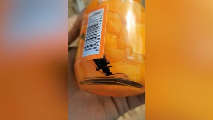 男子曝糖水柑橘罐头现“巨虫”，厂家：系伪造，已联系市监所