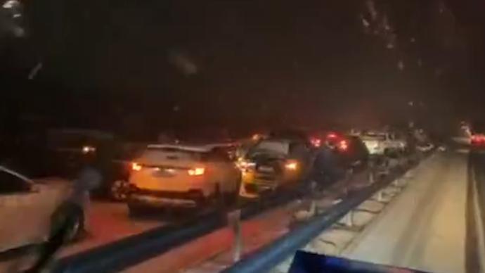 突降大雪，三门峡市境内高速先后发生6起交通事故
