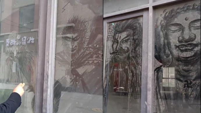 为打发时间，男子在落灰的玻璃门上画出“神作”