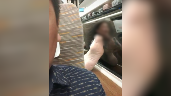 女子高铁上脱鞋搁窗台，前排乘客被熏醒