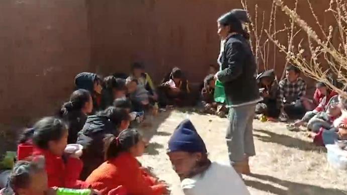 西藏大学生寒假为村里孩子义务辅导功课：想让更多人走出大山