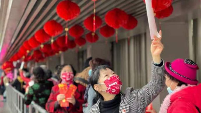 幸福牛年庆元宵，久事公交巴士五公司“点亮”童年回忆